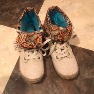 Tongue-bend flat lace up booties